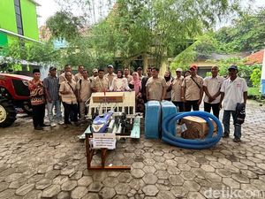 Wabup Mimik Serahkan Bantuan Alsintan ke Kelompok Tani, Dorong Hal Ini