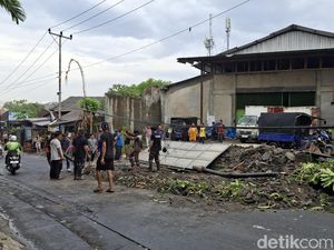 Tembok Gudang Roboh Diterjang Hujan dan Angin Kencang di Denpasar