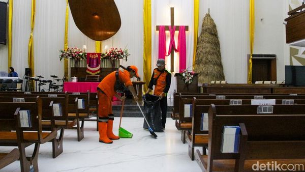 Aksi PPSU Bersihkan Gereja Jelang Perayaan Natal 2025