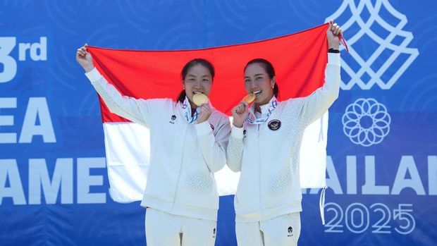 Ganda putri Indonesia Aldila Sutjiadi/Janice Tjen meraih medali emas cabang olahraga tenis SEA Games 2025 Thailand setelah menundukkan wakil tuan rumah Patcharin Cheapchandej/Thasasporn Naklo pada partai final dalam laga dua set langsung. (Arsip Kemenpora)