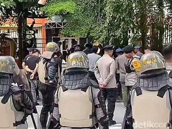 Demo Mahasiswa Papua di Makassar Sempat Ricuh, Massa Dipukul Mundur Aparat