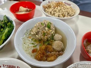 Bakso Tujuh Pemuda: Puas Makan Bakso Urat Jumbo Pakai Tetelan Goreng di Bogor