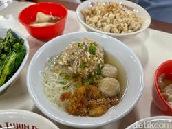 Bakso Tujuh Pemuda: Puas Makan Bakso Urat Jumbo Pakai Tetelan Goreng di Bogor