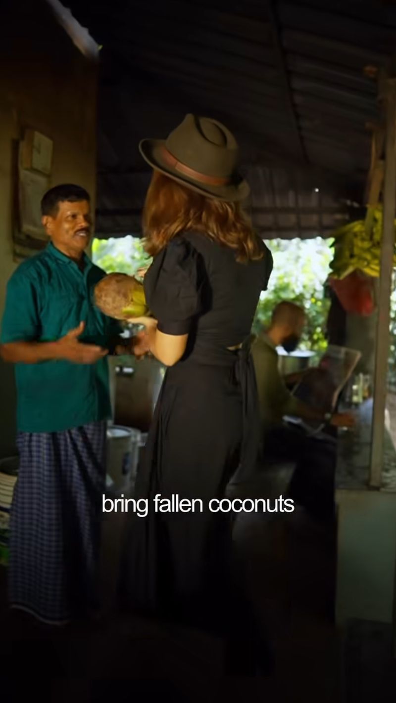 Barter makanan dengan kelapa. Bukan Uang, Warung Teh Ini Terima Barter Pakai Kelapa!