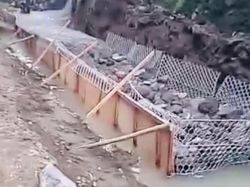 Diduga Caplok Sempadan Sungai, Betonisasi SPBE di Tukad Betel Diprotes Warga