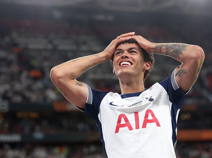 BILBAO, SPAIN - MAY 21: Tottenham Hotspur's Brennan Johnson at the end of the match during the UEFA Europa League Final 2025 between Tottenham Hotspur and Manchester United at San Mames Stadium on May 21, 2025 in Bilbao, Spain. (Photo by Rob Newell - CameraSport via Getty Images)