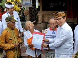 Semringahnya Veteran di Badung Terima Akta Nikah dari Bupati
