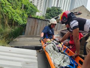 Sempat Dikira Tidur, Nenek di Surabaya Ternyata Terjebak di Atap Rumah