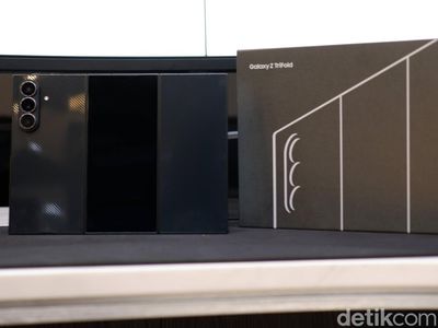 Bukan Buat Kaum Mendang-mending! Unboxing Samsung Galaxy Z TriFold