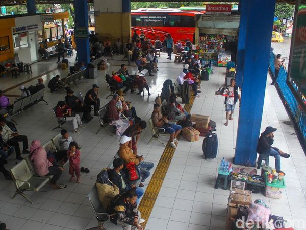 Jelang Nataru, Arus Mudik Mulai Ramai di Terminal Kampung Rambutan