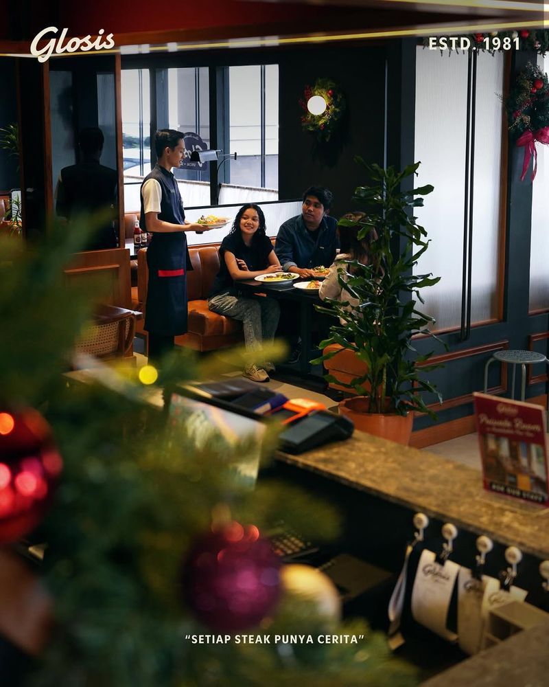 Kafe dengan dekorasi Natal meriah.