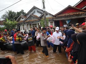 Kapolda dan Gubernur Banten Tinjau Korban Terdampak Banjir Padarincang Serang