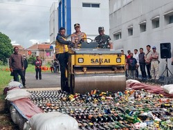 Polisi Tak Beri Ruang Gangguan Nataru di Cimahi, Ribuan Miras Digilas
