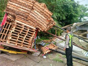 Gagal Nyalip, Truk Muat Palet di Sidoarjo Tabrak Pemotor hingga Tewas