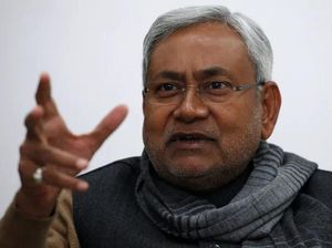 Pejabat India Dihujat Usai Tarik Cadar Dokter Muslim