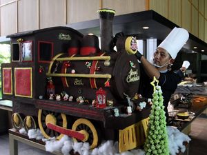 Kereta Natal Cokelat Setinggi Satu Meter Curi Perhatian
