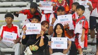 Sejumlah penonton tampak hadir di pertandingan tersebut dengan membawa tulisan untuk mendukung para korban bencana alam di Sumatera.