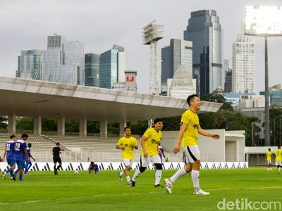 Laga Amal di GBK, Legenda Sepak Bola Bersatu Bantu Korban Banjir Sumatera