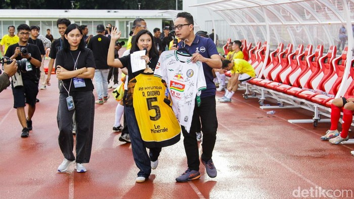 Sejumlah legenda sepak bola bersama tokoh sepak bola nasional ambil bagian dalam laga bertajuk Sepak Bola untuk Sumatera di Stadion Madya Gelora Bung Karno, Jakarta, Jumat (19/12/2025). Pertandingan amal tersebut digelar oleh Asosiasi Pesepak Bola Profesional Indonesia (APPI) bersama I-League sebagai bentuk kepedulian terhadap korban banjir di Sumatera