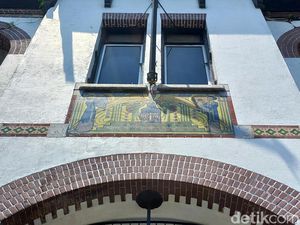 Makna Mengejutkan di Balik Lukisan Malaikat Gedung Singa Surabaya