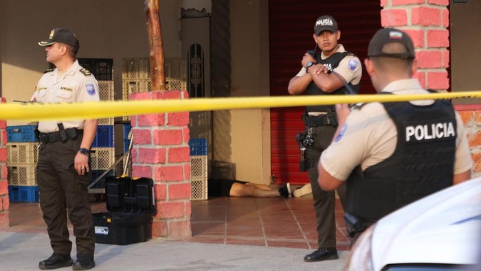 GUAYAQUIL, ECUADOR - DECEMBER 17: (EDITOR'S NOTE: Image depicts death.) Police officers stand guard at the scene where Barcelona de Guayaquil football player Mario Pineida and his wife were killed by gunmen on December 17, 2025 in Guayaquil, Ecuador. Pineida was murdered in broad daylight in the Samanes neighborhood, in the north of Guayaquil. The 33-year-old defender was the victim of a hitmen attack, and the news caused shock throughout South America. (Photo by Romina Duarte/Agencia Press South/Getty Images)