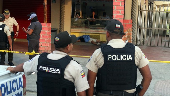 GUAYAQUIL, ECUADOR - DECEMBER 17: (EDITOR'S NOTE: Image depicts death.) Police officers stand guard at the scene where Barcelona de Guayaquil football player Mario Pineida and his wife were killed by gunmen on December 17, 2025 in Guayaquil, Ecuador. Pineida was murdered in broad daylight in the Samanes neighborhood, in the north of Guayaquil. The 33-year-old defender was the victim of a hitmen attack, and the news caused shock throughout South America. (Photo by Romina Duarte/Agencia Press South/Getty Images)