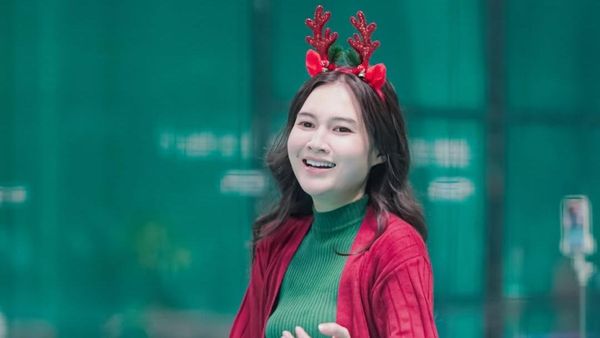 Nella Kharisma Ikut Tren, Main Padel dengan Outfit Natal