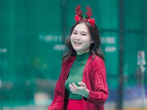 Nella Kharisma Ikut Tren, Main Padel dengan Outfit Natal