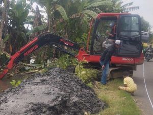 Kasur hingga Kandang Ternak Diangkut Saat Normalisasi Sungai di Pasuruan