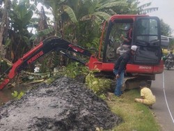 Kasur hingga Kandang Ternak Diangkut Saat Normalisasi Sungai di Pasuruan