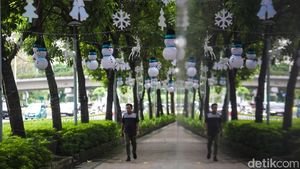 Ornamen Natal Percantik Pedestrian Jalan Sudirman