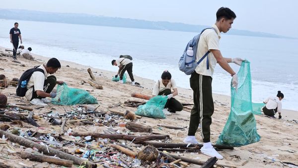 Pantai Kedonganan Darurat Sampah, Relawan Turun Tangan Pulihkan Pesisir Bali