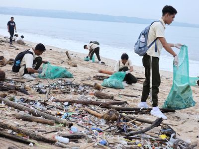 Pantai Kedonganan Darurat Sampah, Relawan Turun Tangan Pulihkan Pesisir Bali