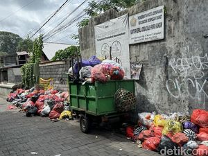 Hujan Deras Picu Sampah Menggunung di Permukiman Warga Denpasar