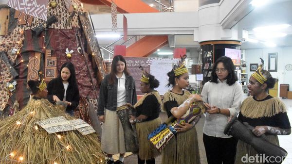 Unik Pohon Natal Bermotif dari AI di Universitas Kristen Petra