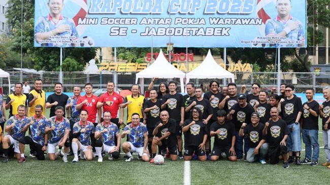 Polda Metro Jaya dan wartawan bertanding bola di Lapangan Presisi.