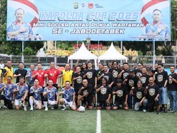 Sinergi Lewat Bola, Kapolda Metro dan Wartawan Tanding di Stadion Presisi