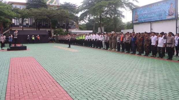 Polres Tangsel menggelar apel Operasi Lilin 2025 dalam rangka pengamanan Nataru 2026