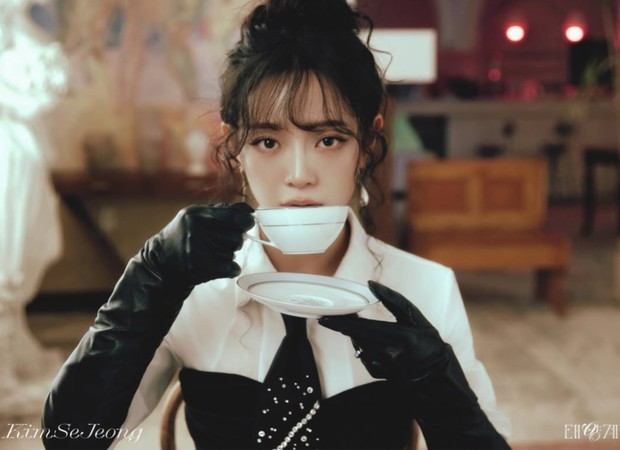 Kim Se Jeong meremake lagu Sung Si Kyung bertajuk 'Solar System' dalam comeback terbaru. Sang idol mengemas kembali lagu dengan emosi baru dan vokal khas.