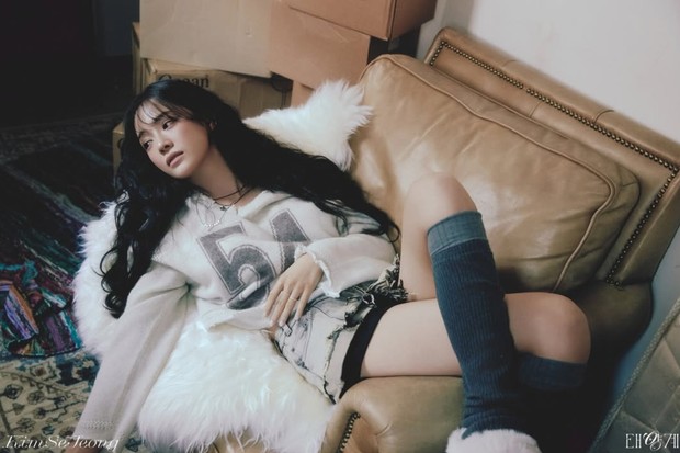 Solar System merupakan lagu balada dengan lirik menyentuh hati. Kim Se Jeong berusaha menyebarkan ketengan melalui liriknya yang penuh kasih.