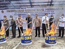 Bea Cukai Sumbagtim Musnahkan Jutaan Batang Rokok-Pakaian Impor Ilegal