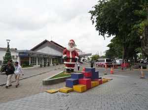 Ada Sinterklas Raksasa di Stasiun Semarang Tawang dan Poncol