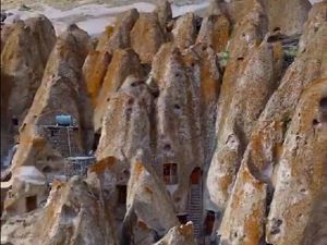 Rumah di Desa Ini Dibangun dari Ukiran Batu Vulkanik, Sudah Tahan 7 Abad!