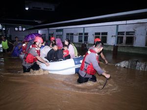 40 Orang Korban Banjir Padarincang Serang Mengungsi di SDN Sukamaju