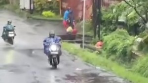 3 Staf KPU Badung Kena Sanksi Adat Usai Viral Buang Sampah ke Selokan