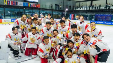 Selebrasi Timnas Hoki Es Indonesia di Podium Emas Skuad Timnas Hoki Es Putra Indonesia merayakan kemenangan medali emas di lapangan es SEA Games 2025