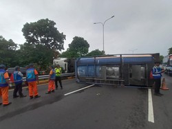 Truk Muatan Minyak Goreng Terguling di Tol Cikunir, Lalin Macet