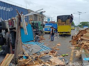 Truk Muat Mangga Tabrak Kontainer di Pangkep, Akses Lalin Ditutup 1 Jalur