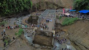 Akses Bener Meriah-Takengon Terputus, Warga Terpaksa Lewati Jembatan Darurat