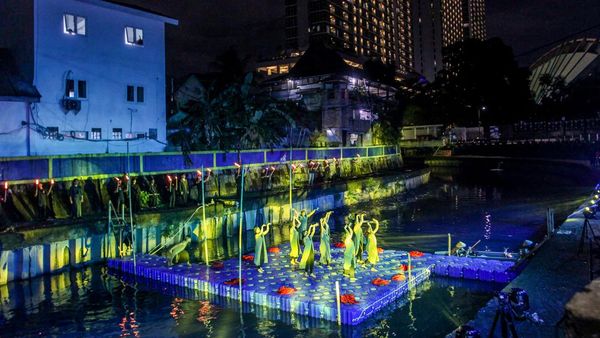 Tari Kontemporer di Sungai Ciliwung, Aksi Seni untuk Lingkungan dan Korban Bencana Sumatera